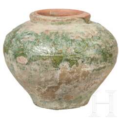 Vase mit Reliefdekor, wohl Vorderasien, islamisch, 12. /13. Jhdt.