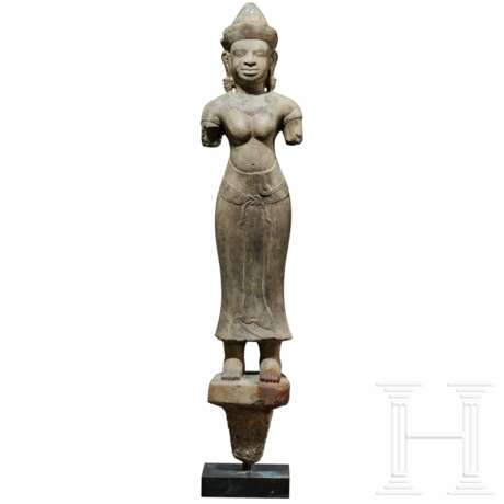 Stele einer weiblichen Gestalt (Gottheit?) in der Art der Khmer, 20. Jhdt. - photo 1 Stele einer weiblichen Gestalt (Gottheit?) in der Art der Khmer, 20. Jhdt. - photo 1