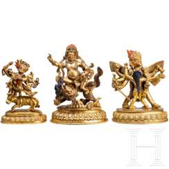 Drei feuervergoldete Statuetten, Tibet, 20. Jhdt.