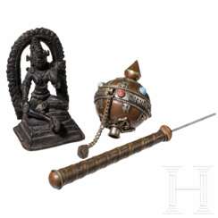Gebetsmühle und kleine Buddha-Bronze, Tibet, 20. Jhdt.