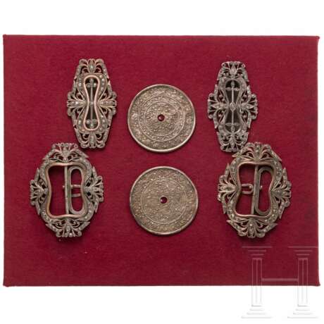 Sechs silberne Schnallen, Java, Indonesien, 1. Hälfte 20. Jhdt. - photo 1 Sechs silberne Schnallen, Java, Indonesien, 1. Hälfte 20. Jhdt. - photo 1