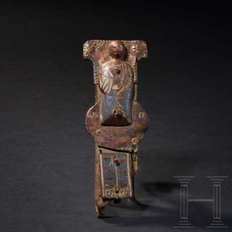 Fragment eines Prozessionskreuzes mit Champlevé-Emailplaketten mit Heiligenfigur, Limoges, 13. Jhdt. (Figur und untere Plakette), Kreuz und eine Plakette später - фото 1
