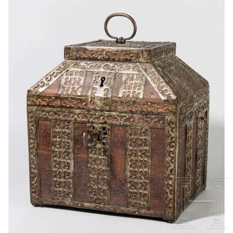 Eisenbeschlagene Kassette, wohl Portugal, 17./18. Jhdt. - photo 1 Eisenbeschlagene Kassette, wohl Portugal, 17./18. Jhdt. - photo 1