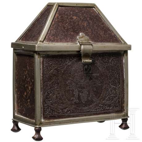 Kleine eiserne Schatulle mit geätztem Dekor, Frankreich, 19. Jhdt. - фото 1 Kleine eiserne Schatulle mit geätztem Dekor, Frankreich, 19. Jhdt. - фото 1