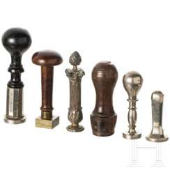 Sechs Petschafte, darunter zwei persönliche Siegelstempel des Leibartztes von König Max Joseph I., Bernhard Josef von Hartz, deutsch, 19./20. Jhdt.