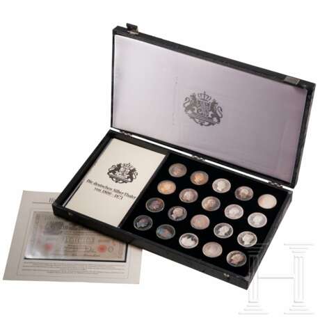 20 Nachprägungen der deutschen Silber-Thaler von 1800 - 1871 im Etui, dazu eine historische Banknote - photo 1 20 Nachprägungen der deutschen Silber-Thaler von 1800 - 1871 im Etui, dazu eine historische Banknote - photo 1