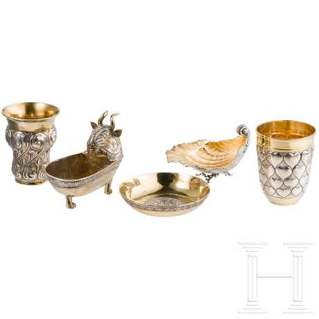 Vier Teile Historismus aus Silber, Hanau, Neresheimer & Söhne (zwei Teile), 19. Jhdt., dazu eine versilberte Saliere - photo 1 Vier Teile Historismus aus Silber, Hanau, Neresheimer & Söhne (zwei Teile), 19. Jhdt., dazu eine versilberte Saliere - photo 1