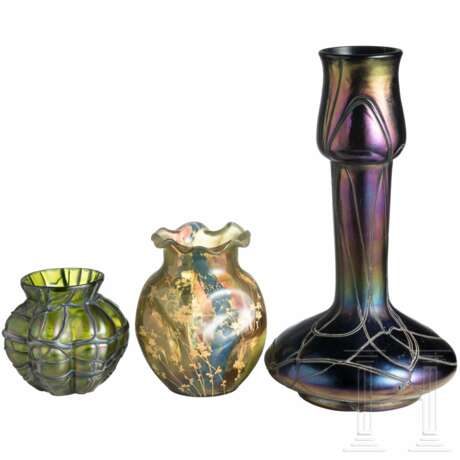 Langhalse und Väschen, Kosten bei Teplitz, Glasfabrik Elisabeth, Pallme-König & Habel, um 1900, sowie Vase mit Goldauflagen, Frankreich, um 1910 - photo 1