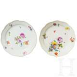 Zwei große Platten mit Blumenmalerei, Meissen, um 1780/um 1815 - Foto 1