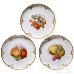 Drei Teller mit Obstmalerei und reliefiertem Goldrand, KPM, um 1890
