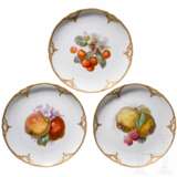 Drei Teller mit Obstmalerei und reliefiertem Goldrand, KPM, um 1890 - photo 1