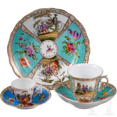 Schokoladentasse mit Untertasse, Mokkatässchen mit Untertasse und kleiner Teller, Dresden, Helena Wolfsohn, spätes 19. Jhdt. - photo 1