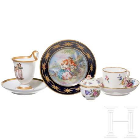 Zwei Tassen mit Untertassen, kleine Deckeldose und figürlicher Teller, KPM/Meissen/Sevre/Saint Maurice, 19. Jhdt. - Foto 1 Zwei Tassen mit Untertassen, kleine Deckeldose und figürlicher Teller, KPM/Meissen/Sevre/Saint Maurice, 19. Jhdt. - Foto 1