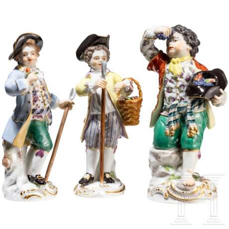Drei Gärtnerkinder, Johann Joachim Kaendler, um 1750 (Entwurf zwei Figuren), Meissen, 20. Jhdt. (Ausführung) - photo 1 Drei Gärtnerkinder, Johann Joachim Kaendler, um 1750 (Entwurf zwei Figuren), Meissen, 20. Jhdt. (Ausführung) - photo 1