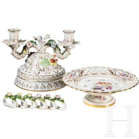 Tazza mit Blumen und Insekten, Meissen, 1860 - 1924, dazu ein Tafelleuchter und sechs Serviettenringe, andere Manufakturen, 2. Hälfte 20. Jhdt. - Foto 1
