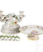 Keramische Waren. Tazza mit Blumen und Insekten, Meissen, 1860 - 1924, dazu ein Tafelleuchter und sechs Serviettenringe, andere Manufakturen, 2. Hälfte 20. Jhdt.