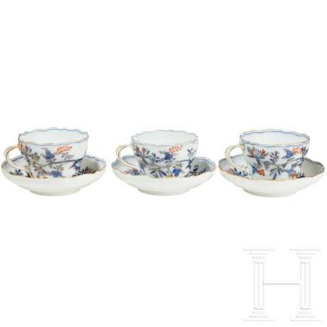 Drei Tassen mit Untertassen in "buntem Zwiebelmuster", Meissen, um 1920 - фото 1