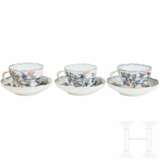 Drei Tassen mit Untertassen in "buntem Zwiebelmuster", Meissen, um 1920 - фото 1