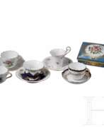 Keramische Waren. Fünf Tassen mit vier Untertassen, Meissen, und eine Deckeldose, Limoges, Anfang 20. Jhdt.