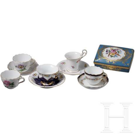 Fünf Tassen mit vier Untertassen, Meissen, und eine Deckeldose, Limoges, Anfang 20. Jhdt. - Foto 1 Fünf Tassen mit vier Untertassen, Meissen, und eine Deckeldose, Limoges, Anfang 20. Jhdt. - Foto 1