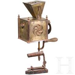 Frühe Kaffeemühle und Bügeleisen, wohl Frankreich, datiert 1864