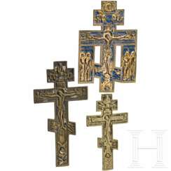 Drei Bronzekruzifixe, Russland, 19./20. Jhdt.