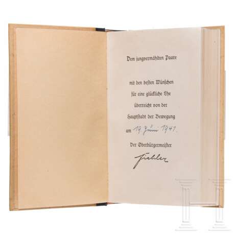 A wedding edition of "Mein Kampf" from the City of Munich - photo 2 A wedding edition of "Mein Kampf" from the City of Munich - photo 2