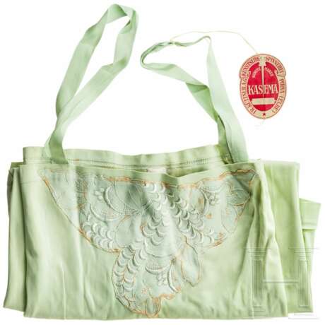 Eva Braun - a green underskirt with maker's label of Kunstseidenspinnerei Fr. Küttner in Pirna - photo 4 Eva Braun - a green underskirt with maker's label of Kunstseidenspinnerei Fr. Küttner in Pirna - photo 4