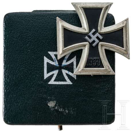 A cased Iron Cross 1st class 1939, made by Klein & Quenzer in Idar Oberstein - photo 1 A cased Iron Cross 1st class 1939, made by Klein & Quenzer in Idar Oberstein - photo 1