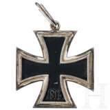 A Knight's Cross of the Iron Cross, made by Steinhauer & Lück, Lüdenscheid, circa 1960 - photo 2
