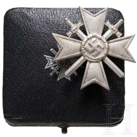 A 1939 War Merit Cross 1st class with swords in case of issue, manufacturer Deumer - photo 1 A 1939 War Merit Cross 1st class with swords in case of issue, manufacturer Deumer - photo 1
