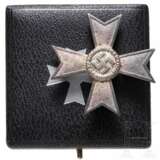 A 1939 War Merit Cross 1st class without swords in case of issue, manufacturer Deschler - photo 1