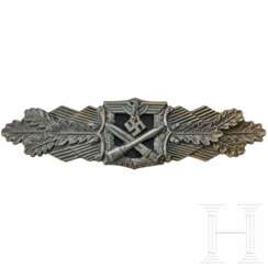 A Close Combat Clasp in Bronze, manufacturer Wilhelm Hobacher
