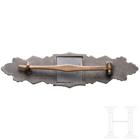 A Close Combat Clasp in Bronze, manufacturer FLL - photo 2