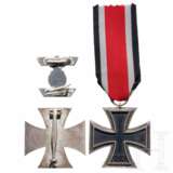 An 1939 Iron Cross 1st and 2nd Class with clasp to the 1914 Iron Cross 2nd Class, manufacturer Deumer - photo 2