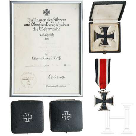 A collection of 1939 Iron Crosses 1st and 2nd Class with cases of issue - photo 1 A collection of 1939 Iron Crosses 1st and 2nd Class with cases of issue - photo 1