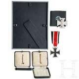 A collection of 1939 Iron Crosses 1st and 2nd Class with cases of issue - photo 2