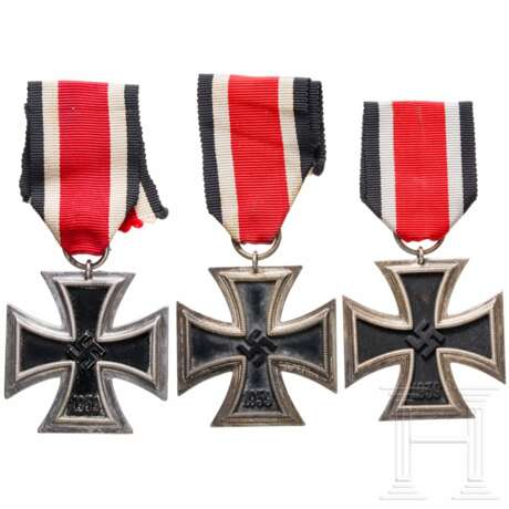 Three 1939 Iron Crosses 2nd Class, manufacturers 24, 25, and 120 - photo 1 Three 1939 Iron Crosses 2nd Class, manufacturers 24, 25, and 120 - photo 1