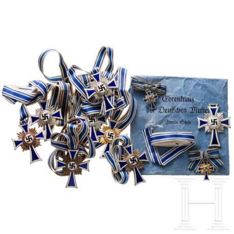 A collection of Mothers' Crosses in Gold, Silver, and Bronze with miniatures - Foto 1