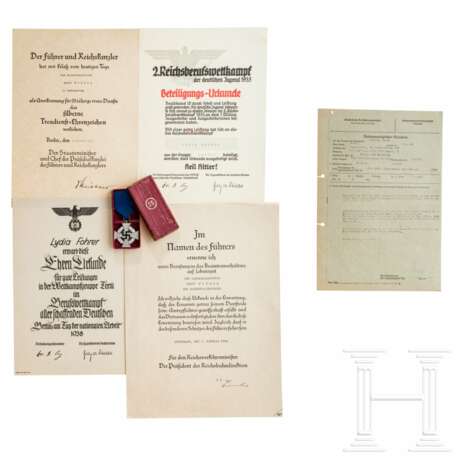 Award certificates, photographs, documents, badges and identity cards from two families - Foto 1