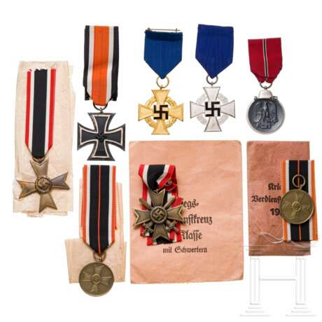 A medal grouping, partly with bag of issue and packing paper, never worn - photo 1 A medal grouping, partly with bag of issue and packing paper, never worn - photo 1