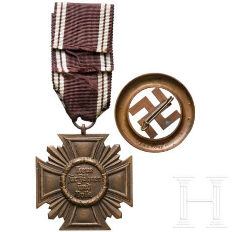 An NSDAP Long Service Award in Bronze and a Gau Munich Badge 1933 - photo 2 An NSDAP Long Service Award in Bronze and a Gau Munich Badge 1933 - photo 2