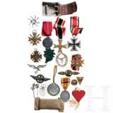 A collection of pins, badges, insignia, a belt buckle, etc. - Foto 2