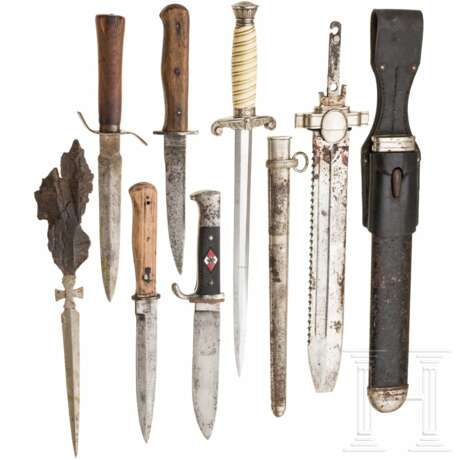 Three trench knives, a HJ knife, a DRK hewer, and a Heer officer's dagger - Foto 1 Three trench knives, a HJ knife, a DRK hewer, and a Heer officer's dagger - Foto 1