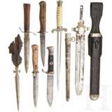 Three trench knives, a HJ knife, a DRK hewer, and a Heer officer's dagger - Foto 1