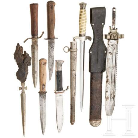 Three trench knives, a HJ knife, a DRK hewer, and a Heer officer's dagger - Foto 2 Three trench knives, a HJ knife, a DRK hewer, and a Heer officer's dagger - Foto 2