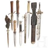 Three trench knives, a HJ knife, a DRK hewer, and a Heer officer's dagger - Foto 2
