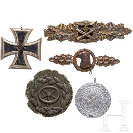A Close Combat Clasp, a Squadron Clasp, a 1939 Iron Cross 2nd Class etc. - Foto 1