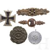 A Close Combat Clasp, a Squadron Clasp, a 1939 Iron Cross 2nd Class etc. - Foto 1