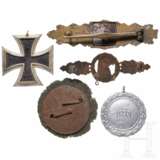 A Close Combat Clasp, a Squadron Clasp, a 1939 Iron Cross 2nd Class etc. - Foto 2